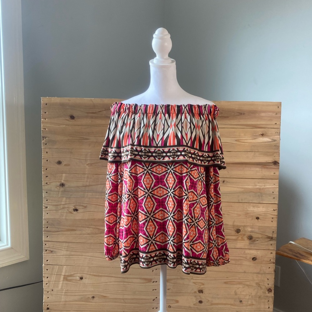 Off the shoulder geometric print top. Chico’s size 1